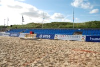 Tribuna con seggioline ad un evento in spiaggia